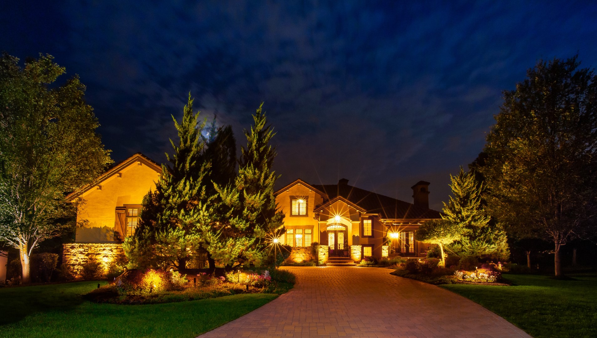 Pros and Cons of Different Types of Fixtures for Outdoor Landscaping Lights in Orlando, FL